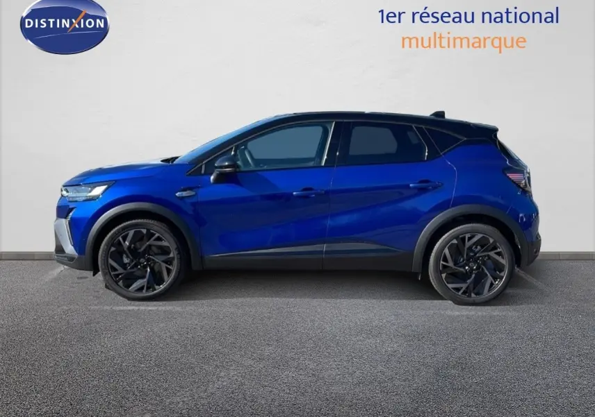 Profil côté gauche d'un Renault Captur E-Tech hybride 2025 bleu Iron Metal avec toit noir et jantes noires.