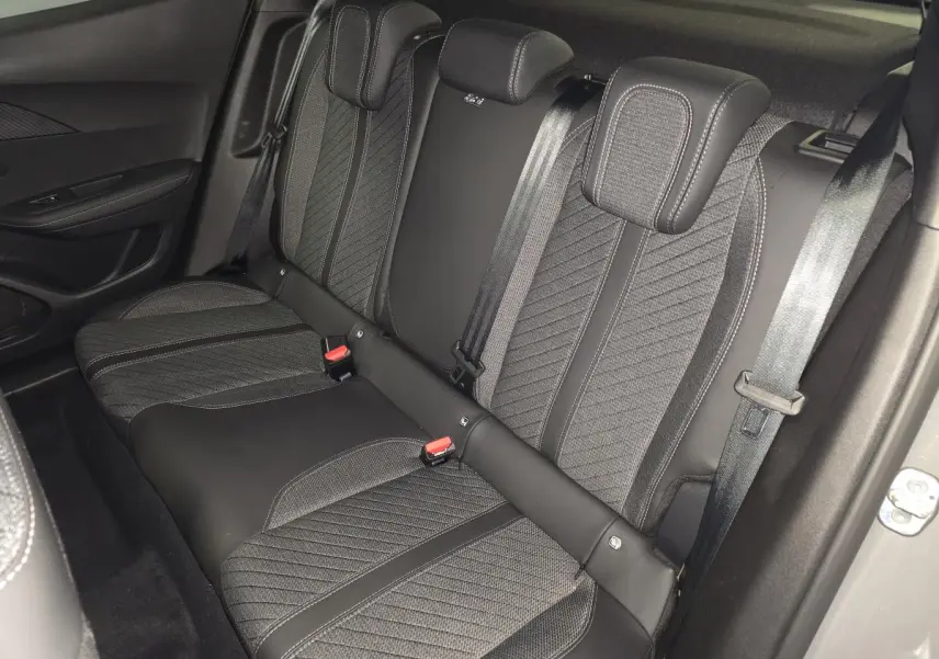 Vue intérieure de la banquette arrière gris foncé avec surpiqûres Quartz du Peugeot 2008 hybride 2025.