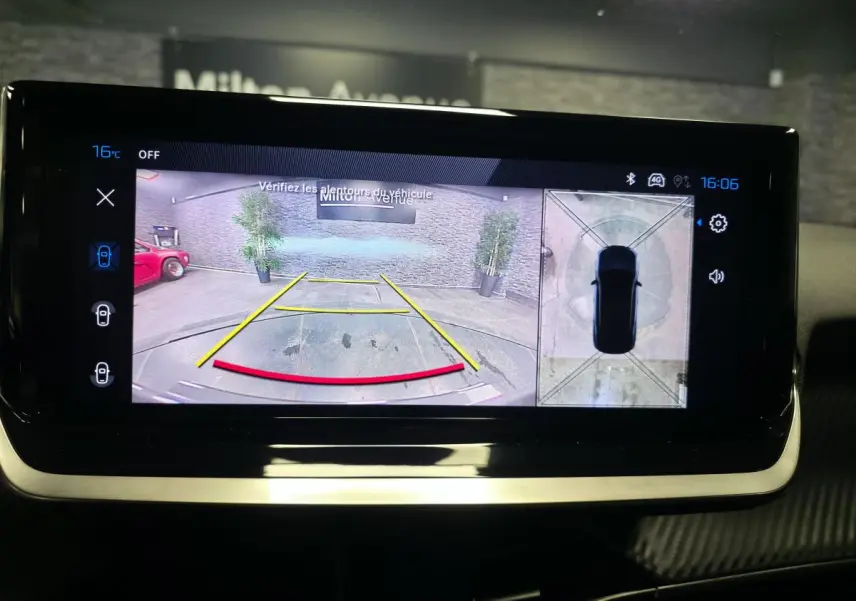 Écran tactile intérieur du Peugeot 2008 2025 montrant la caméra de recul et l'affichage 360° en mode stationnement.