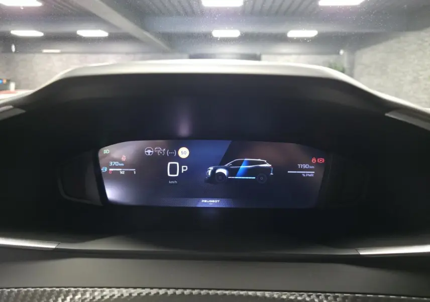 Affichage numérique du tableau de bord du Peugeot 2008 hybride, montrant l'autonomie et l'état du véhicule.