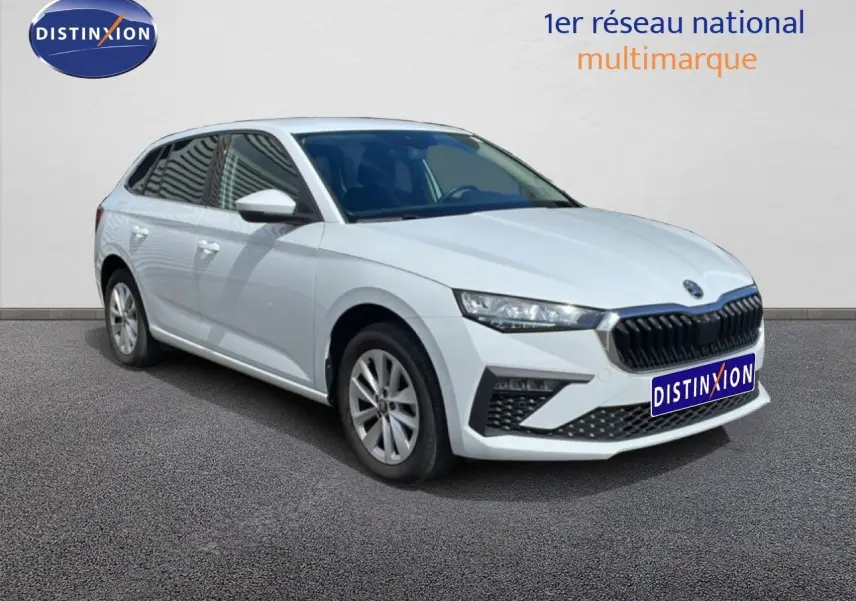 Vue 3/4 avant d'une Skoda Scala blanc glacier avec calandre noire et jantes alliage 16 pouces sur fond neutre.