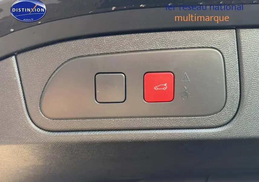Boutons de commande du hayon électrique sur panneau intérieur d'un DS7 noir, vue rapprochée.