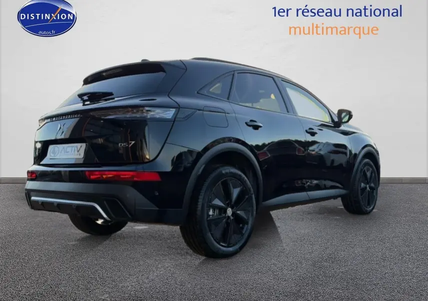 Vue 3/4 arrière droite d'un DS7 noir brillant avec jantes noires et feux arrière LED distinctifs.