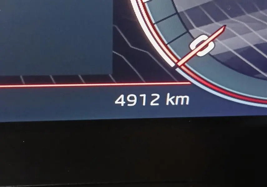 Affichage du compteur digital indiquant 4912 km sur le tableau de bord du Skoda Karoq 2025.