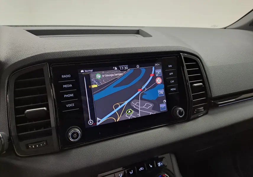 Écran central tactile du tableau de bord du Skoda Karoq blanc lune 2025 affichant la navigation GPS.