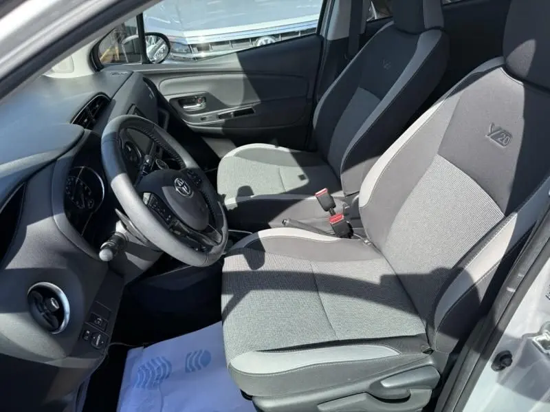 Intérieur côté conducteur de la Toyota Yaris 2020 gris métal, sièges tissu avec logo Y20 et volant multifonction.