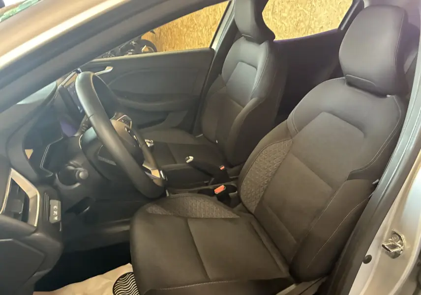 Intérieur de la Renault Clio 1.5 BlueDCI Business 2022, vue côté gauche, sièges tissu noir avec motifs géométriques.