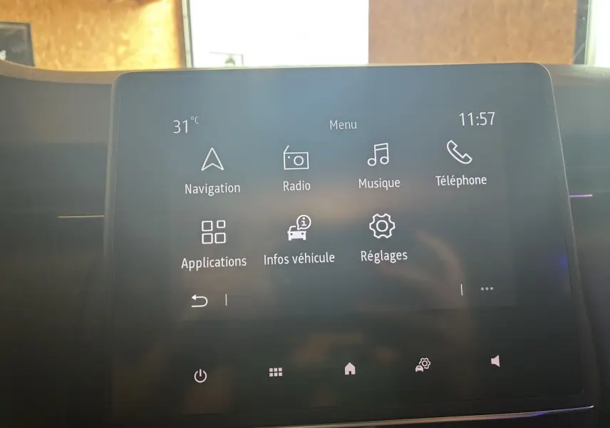 Écran tactile central de la Renault Clio 1.5 BlueDCI Business 2022 affichant le menu principal avec navigation et radio.