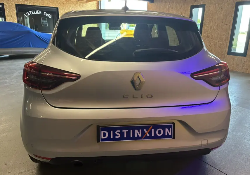 Vue arrière d'une Renault Clio 1.5 BlueDCI Business gris 2022, avec feux arrière LED et plaque Distinxion visible.