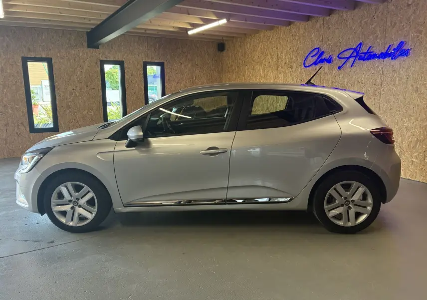 Renault Clio 1.5 BlueDCI Business gris vue de profil côté gauche, avec jantes alliage et poignées couleur carrosserie.