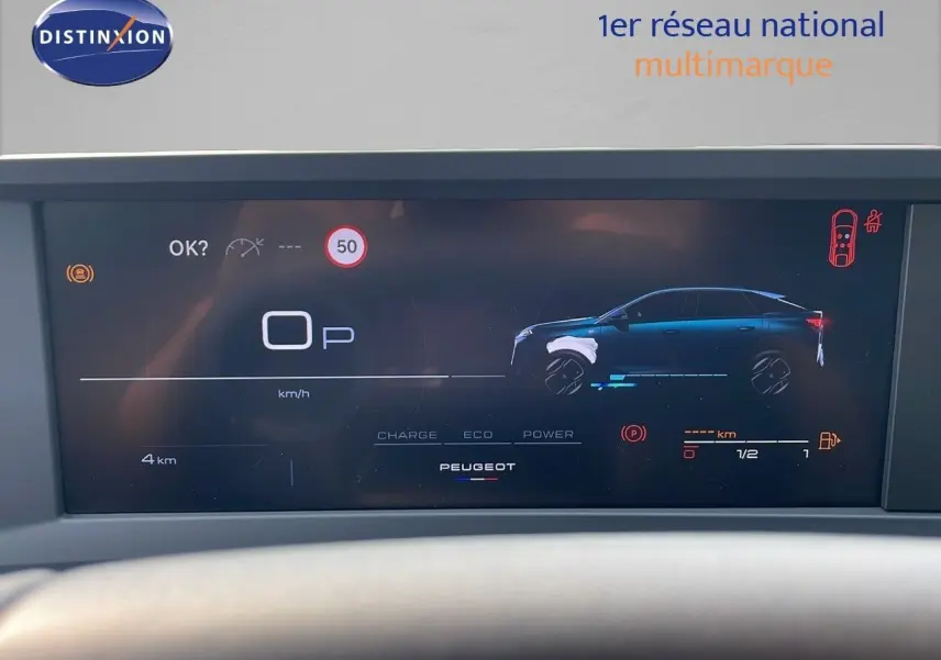 Affichage numérique du tableau de bord du Peugeot 3008 Hybrid gris, montrant la vitesse à 0 km/h et l'état du véhicule en profil.