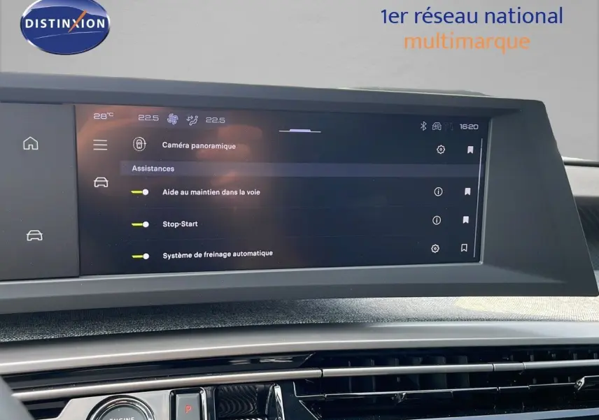 Écran tactile central affichant les aides à la conduite du Peugeot 3008 Hybrid gris Artense, vue intérieure.