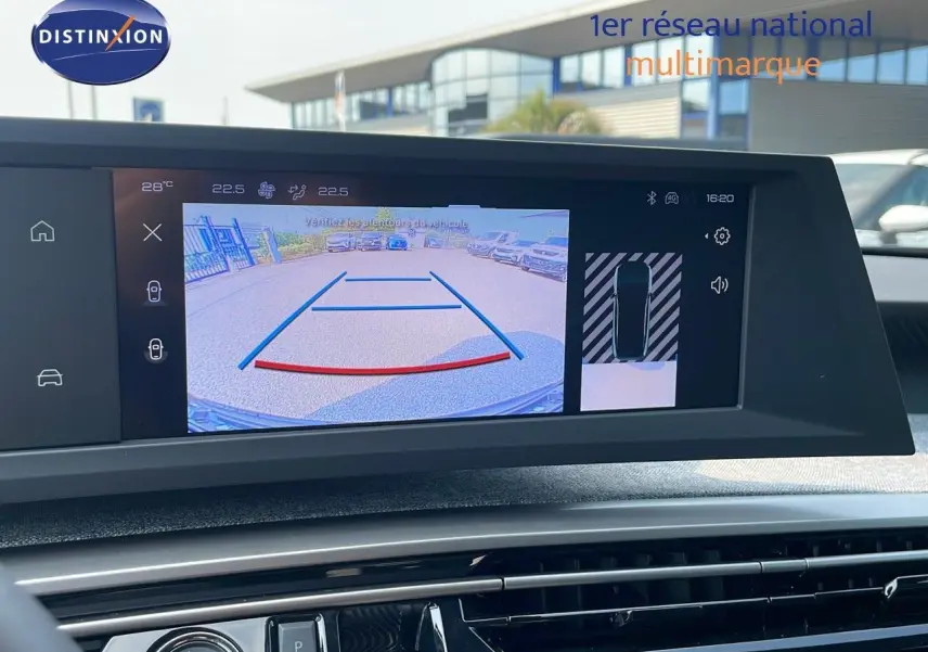 Écran central du Peugeot 3008 Hybrid 2025 montrant la caméra de recul avec guidage de trajectoire en vue arrière.