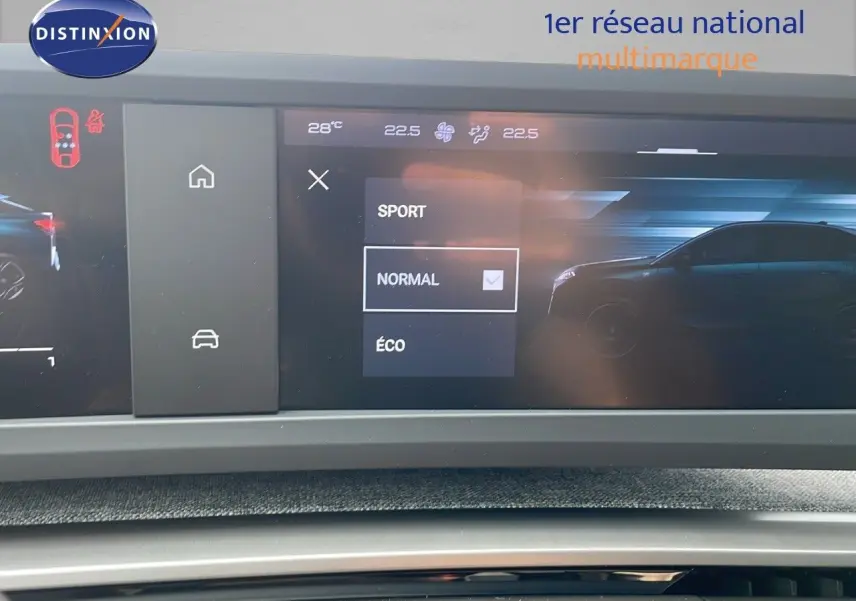 Écran tactile intérieur du Peugeot 3008 Hybrid 2025 montrant les modes de conduite avec silhouette grise du véhicule en profil.