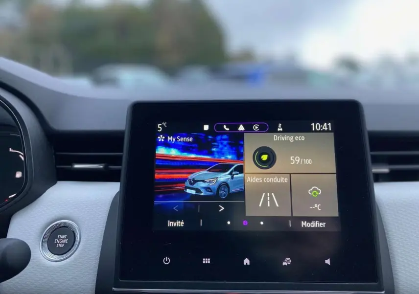 Écran tactile multimédia de la Renault Clio 2023 affichant les aides à la conduite et mode éco.
