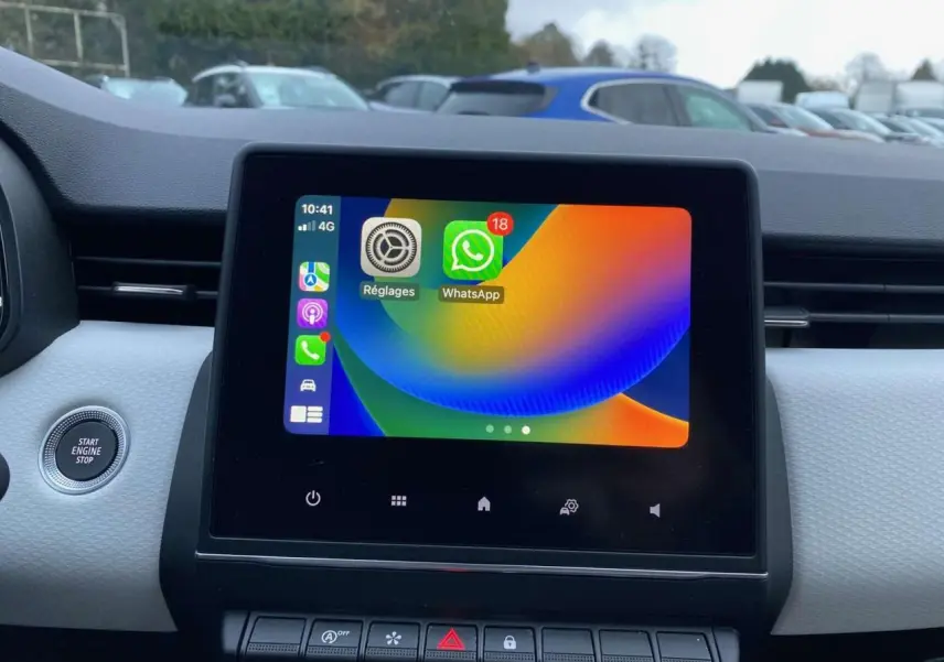 Écran tactile multimédia 7 pouces avec interface smartphone dans l'habitacle d'une Renault Clio blanche de 2023.