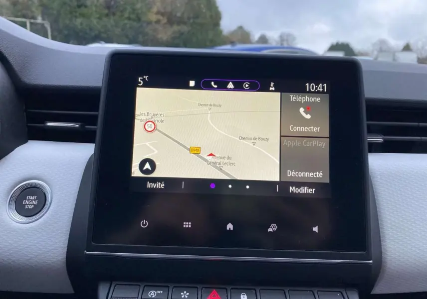 Écran tactile multimédia 7 pouces affichant la navigation GPS dans l'habitacle d'une Renault Clio blanche 2023.