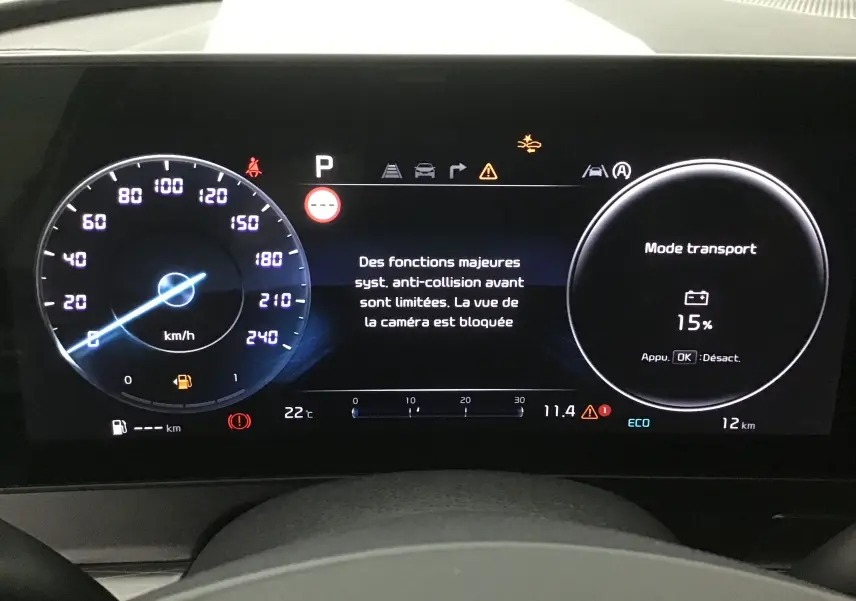 Tableau de bord digital 12,3'' du Kia Sportage 2025, affichant vitesse, alertes et mode transport batterie à 15%
