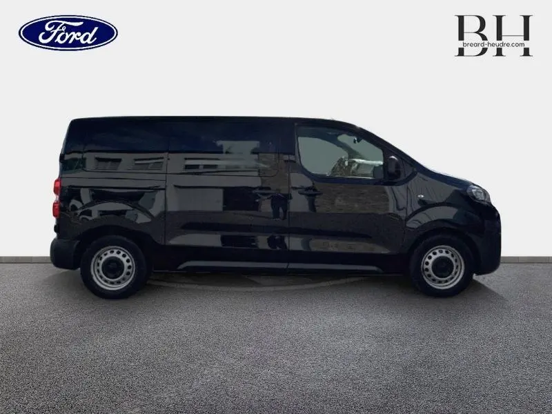 Profil droit d'un Peugeot Expert Fourgon noir Perla Nera 2022 avec porte latérale coulissante et roues acier simples.