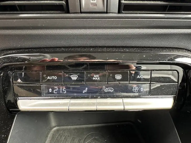 Détail du panneau de climatisation digital de la Citroën C3 1.2 Turbo 100ch MAX 2025 en gris Mercury.