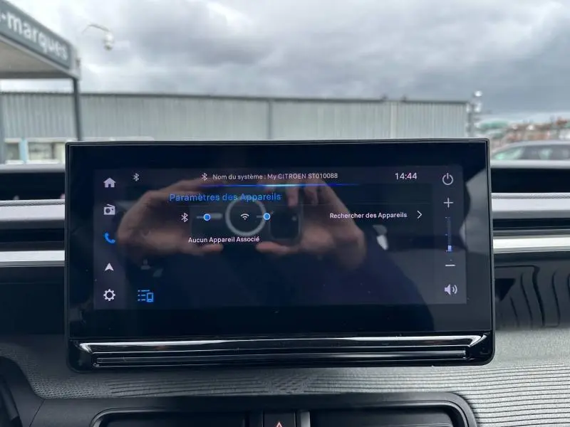 Écran tactile central du tableau de bord de la Citroën C3 2025, affichant les paramètres Bluetooth sans appareil connecté.