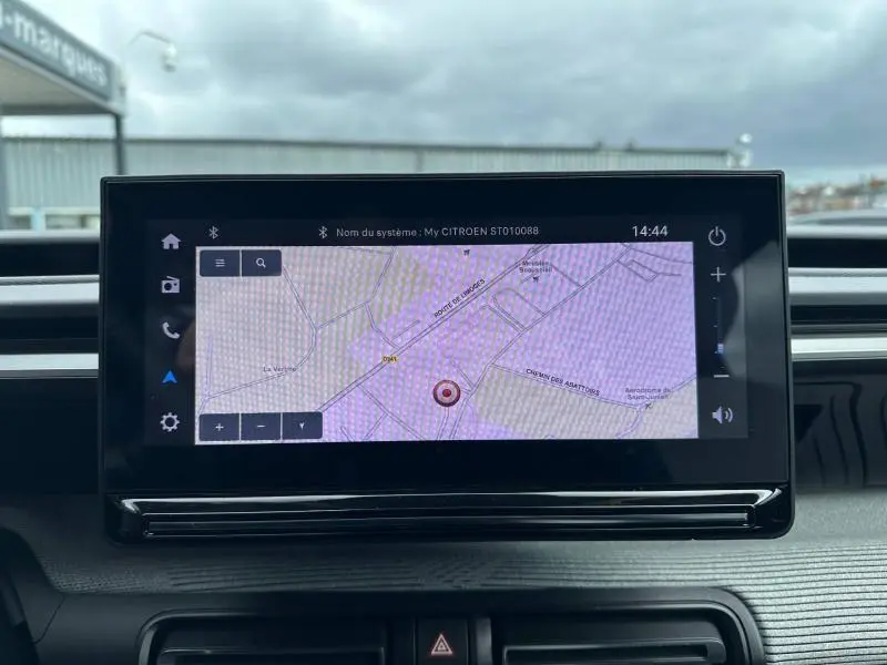 Écran tactile central du tableau de bord de la Citroën C3 2025 affichant la navigation GPS en extérieur gris Mercury.