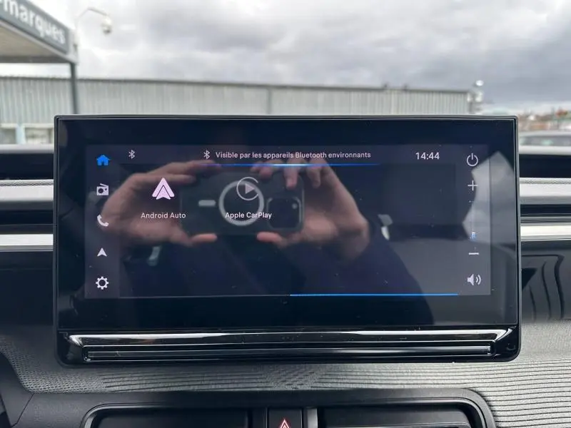 Écran tactile central de la Citroën C3 2025 gris Mercury, affichant les options Android Auto et Apple CarPlay.