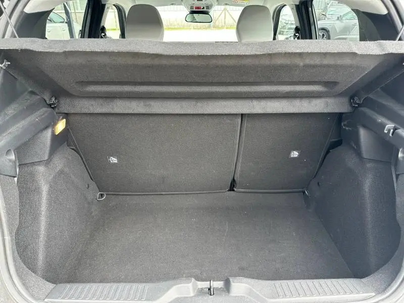Coffre ouvert vu de l'arrière d'une Citroën C3 1.2 Turbo 100ch MAX 2025 en gris Mercury, intérieur noir.