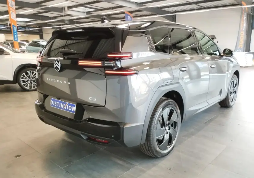Vue 3/4 arrière droite du Citroën C5 Aircross gris platine avec toit noir et feux arrière LED distinctifs.