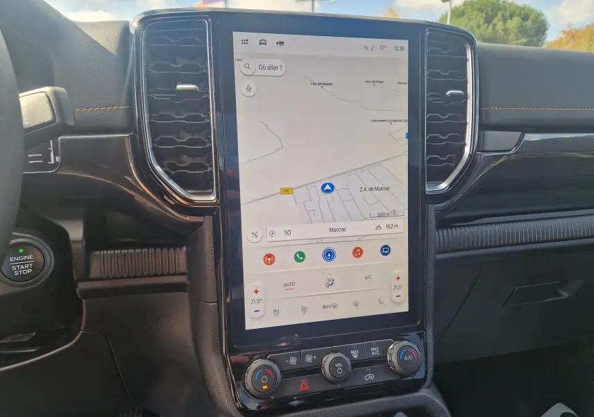 Vue rapprochée de la console centrale du Ford Ranger Wildtrak 2025 avec écran tactile 10 pouces et commandes climatisation.