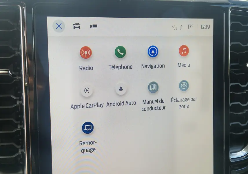 Écran tactile central du Ford Ranger Wildtrak 2025 affichant les options radio, navigation et connectivité Apple CarPlay.