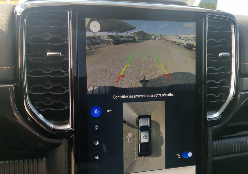 Écran central du Ford Ranger Wildtrak 2025 montrant la caméra de recul et la vue 360° intérieure.