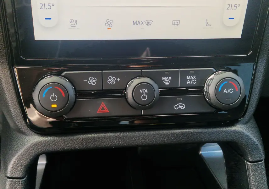 Gros plan sur les commandes de climatisation et volume du Ford Ranger Super Cabine Wildtrak 2025 gris Iconic.