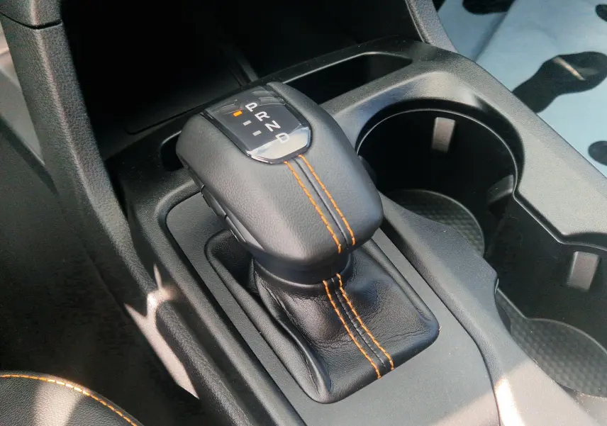 Gros plan sur le levier de vitesses automatique en cuir noir avec surpiqûres orange du Ford Ranger Wildtrak 2025.