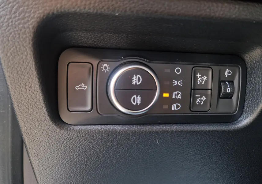 Panneau de commandes d'éclairage intérieur du Ford Ranger Super Cabine gris Iconic 2025, avec réglages des phares et feux antibrouillard.