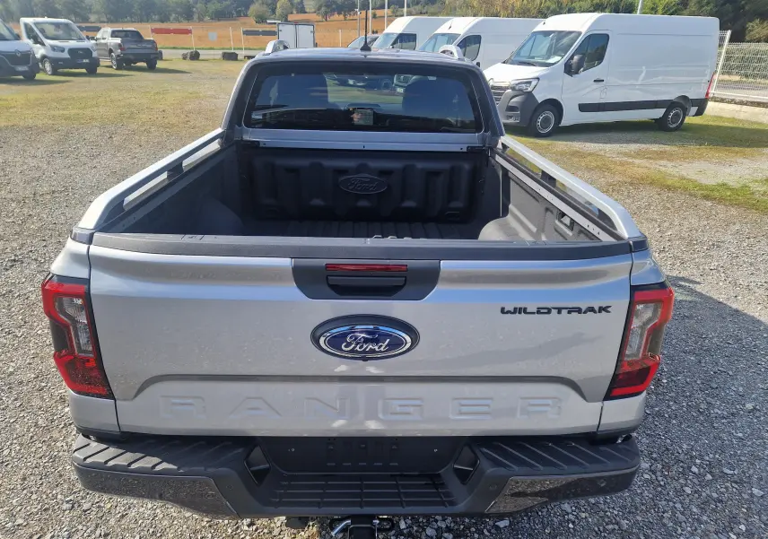 Vue arrière d'un Ford Ranger Wildtrak gris iconic avec benne ouverte et logo Ford bien visible.