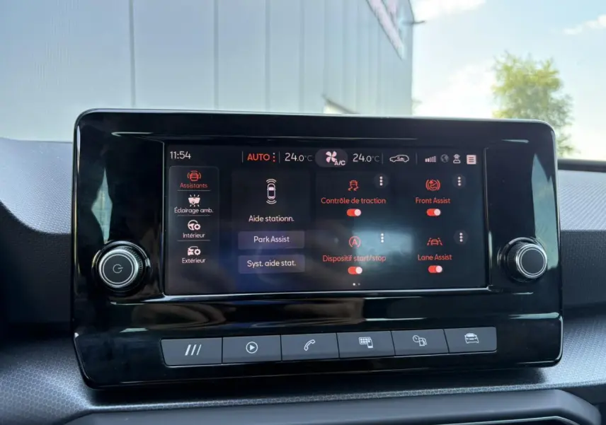 Écran tactile central du SEAT Leon 2024 affichant les aides à la conduite et la climatisation à 24°C.