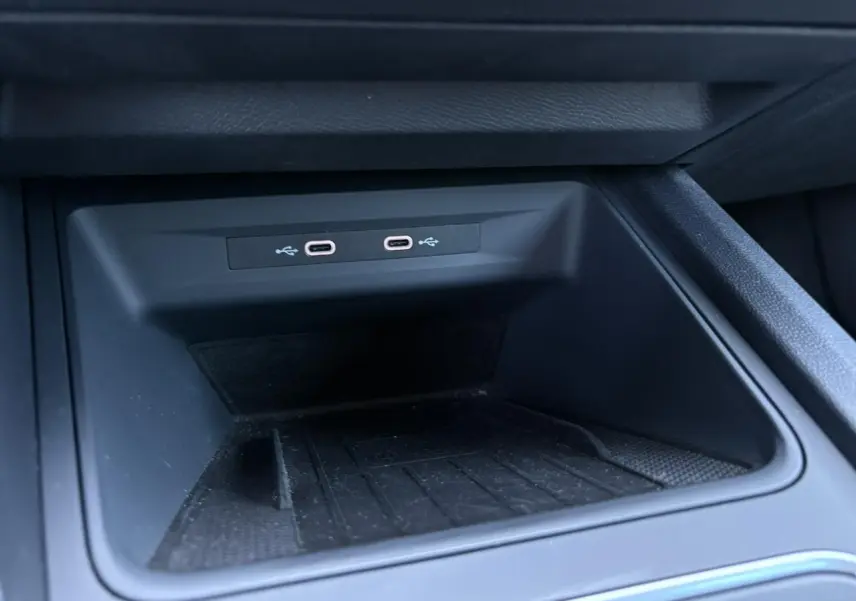 Gros plan sur la console centrale du SEAT Leon 2024 gris argent montrant deux prises USB-C intégrées.