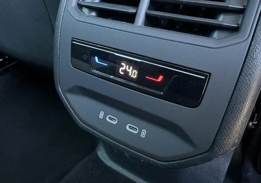 Détail de la console arrière de la SEAT Leon 2024 gris argent, montrant la climatisation 3 zones à 24°C et deux prises USB-C.