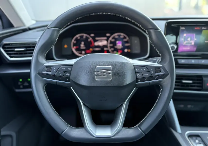 Volant cuir multifonction de la SEAT LEON 2.0 TDI 150 DSG Style 2024 avec tableau de bord numérique et écran tactile.
