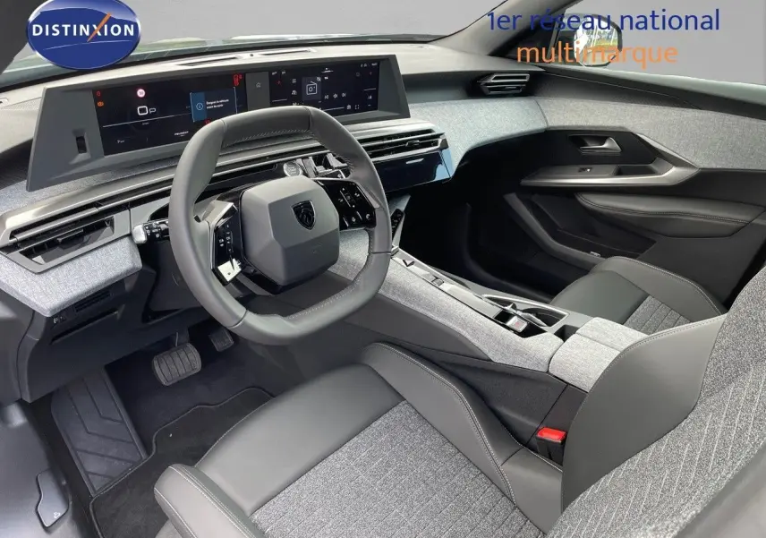 Intérieur moderne du Peugeot 3008 Hybrid 2025, vue côté conducteur, sièges gris tissu et cuir avec tableau de bord numérique.