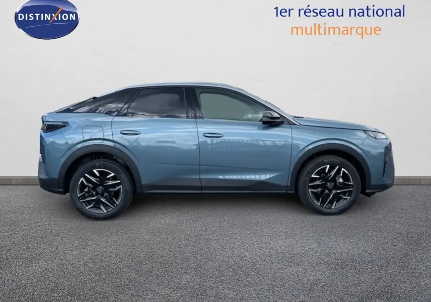 Profil côté gauche du Peugeot 3008 Hybrid 136ch Allure 2025 en bleu Ingaro Metal avec jantes noires stylisées.