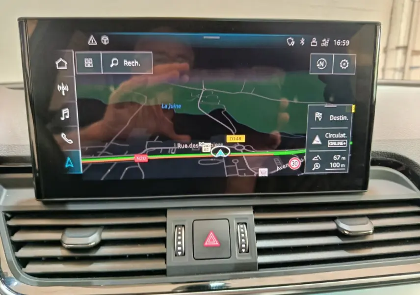 Vue rapprochée de l’écran tactile central de l’Audi Q5 2023 gris clair affichant la navigation GPS.