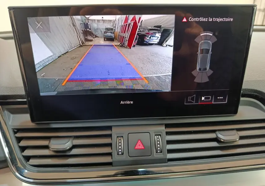 Écran intérieur de l’Audi Q5 2023 gris clair montrant la caméra de recul avec guidage de trajectoire.