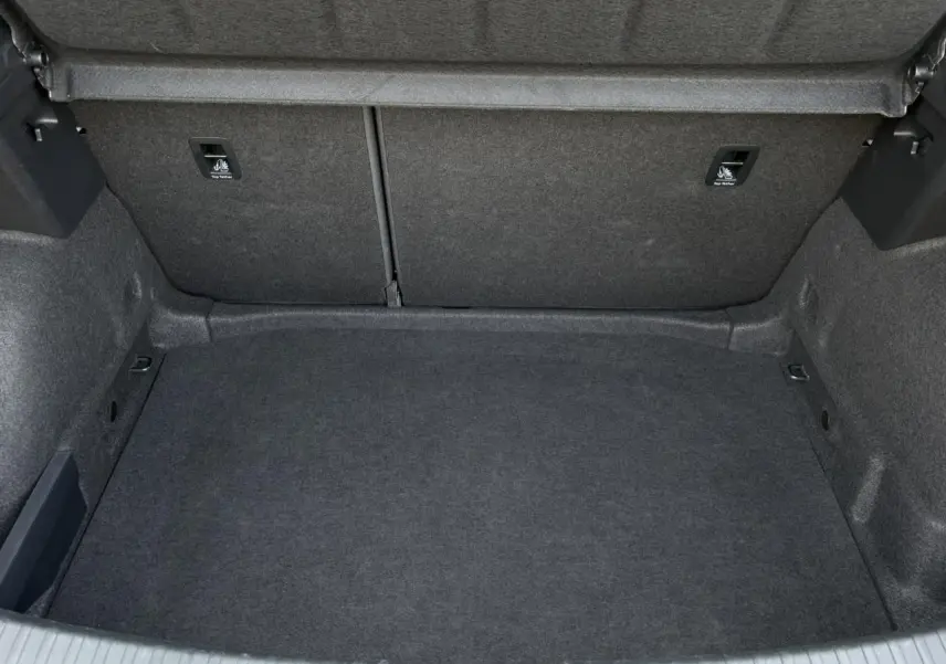 Coffre vide de la SEAT LEON 2024 gris magnétique, vue intérieure arrière montrant la moquette et les fixations Isofix.