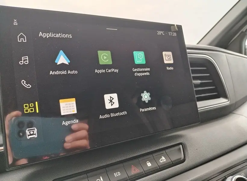 Écran tactile central du Nissan Interstar Fourgon 2026 affichant les applications Android Auto, Apple CarPlay et Bluetooth.