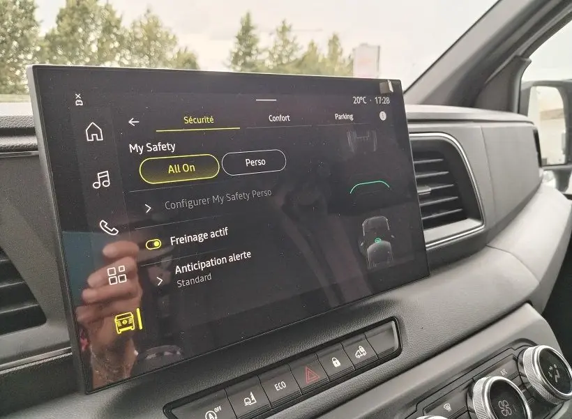 Vue intérieure du tableau de bord du Nissan Interstar Fourgon 2026, écran tactile affichant les réglages de sécurité.