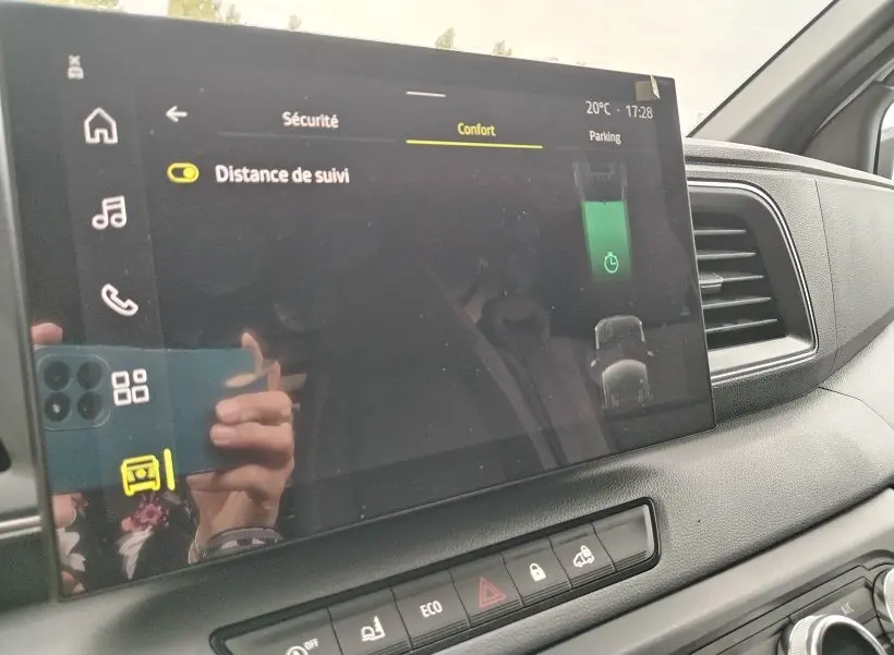 Écran tactile du tableau de bord du Nissan Interstar Fourgon 2026, affichant le menu confort avec option distance de suivi activée.