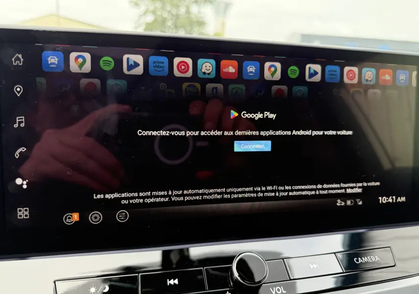 Écran tactile central du Nissan Qashqai 2025 affichant la connexion Google Play, avec commandes audio en dessous.