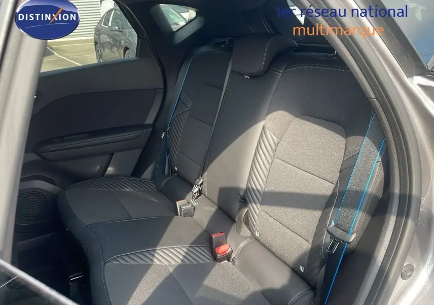 Vue du siège arrière côté droit du Renault Captur E-Tech gris cassiopée, avec ceinture bleu électrique et sellerie mixte cuir tissu.